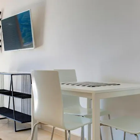 Apartment By The Sea *