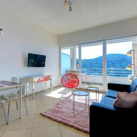 By The Sea Apartment *