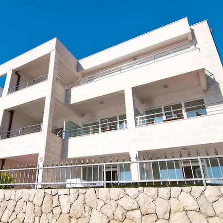 By The Sea Apartment *